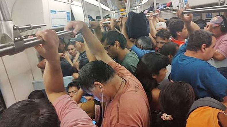 Los políticos argentinos no deben olvidar que la gente que viaja así todos los días en el Tren San Martín es la que vota. Indignante. Iank Once / @iank_once..