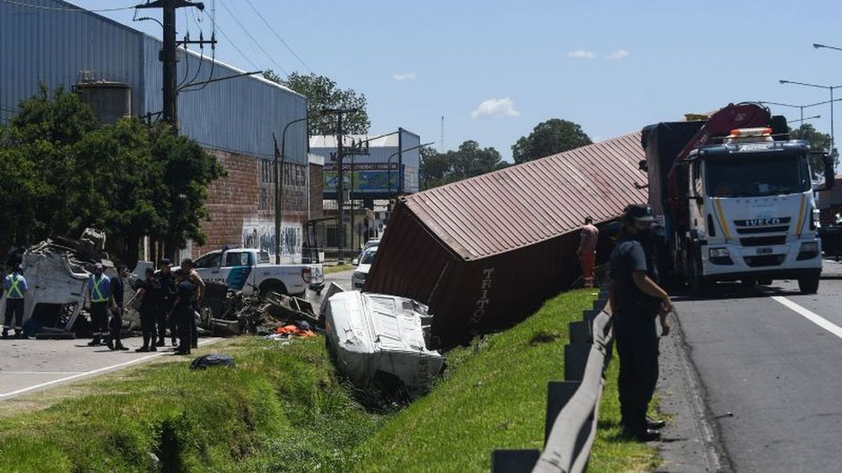 Dos heridos por un nuevo choque de camiones y auto en Panamericana