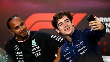 IMBORRABLE. Colapinto y una foto que será inolvidable con el heptacampeón mundial Lewis Hamilton.