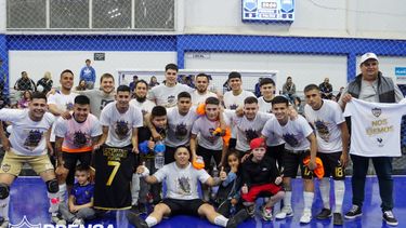 PLANTEL. Todo Metalúrgico posa tras ganar la Zona Campeonato de la C.