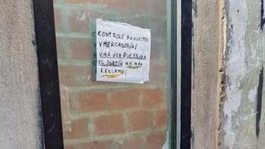 El cartel que había colocado la banda narco de José C. Paz en la entrada de su búnker.&nbsp;