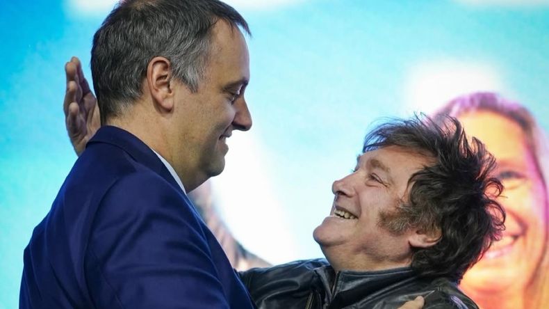 ABRAZO LIBERTARIO. Manuel Adorni y Javier Milei, celebrando.