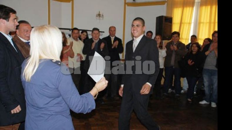 Julio César, días atrás, recibiendo el diploma por parte del Municipio..