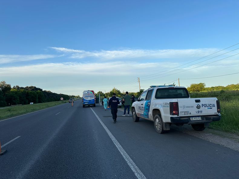 RUTA 6. El vehículo estaba detenido sobre la banquina. Peritos y policías trabajaron en el lugar.