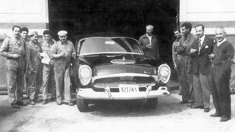 En octubre de 1956 se le entrega al doctor Benito Koselevich, el primer Kaiser Carabella vendido en la zona. El vehículo sale de la concesionaria IKA ante la admiración de los presentes..