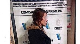 La mujer fue detenida en la vía pública y actualmente se encuentra alojada en el Destacamento de Villa Astolfi. La mujer fue detenida en la vía pública y actualmente se encuentra alojada en el Destacamento de Villa Astolfi.