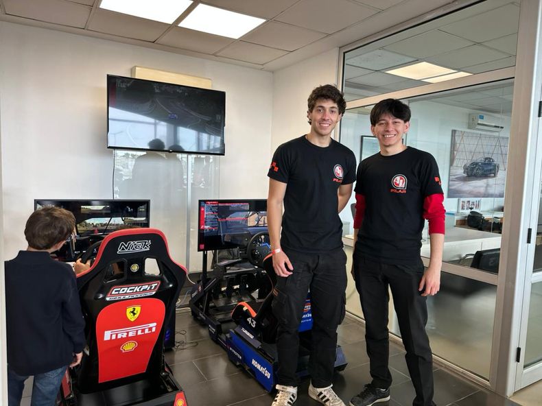 Javier y Uriel, de Autódromo Virtual Pilar, una de las atracción en los festejos.