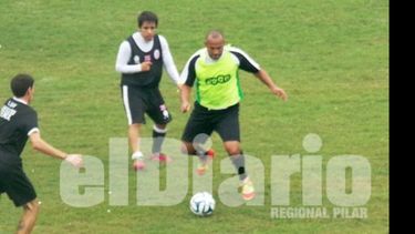 Puch y Marcos presionan a Cóceres; el plantel hizo fútbol ayer en el estadio..