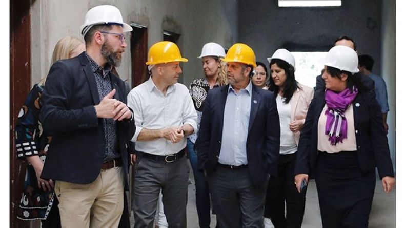 RECORRIDA. Con cascos, los funcionarios visitaron la obra..