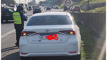 Sacaste el auto del concesionario hace dos días y ya lo usas en la #banquina? Muy mal. Como dice @Luis_Pescetti en esta canción que les comparto, el tránsito no es para vivos, es para convivir. Pablo Martinez Carignano / @pmcarignano..