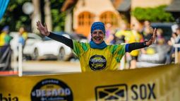 LLEGADA. Allende a punto de cruzar la meta. Completó con un tiempo de 2h38’8”.
