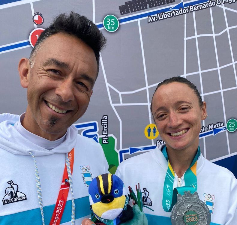 EQUIPO. Hugo Bressani con Florencia Borelli, tras lograr la medalla de plata en Chile.