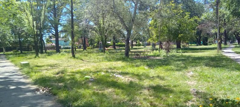 Plaza Favaloro, barrio El Rocío Del Viso. Falta de mantenimiento y abandono, sin recolección de basura. Fermax / @Fermax74.