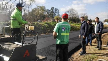 OBRAS. Federico Achával supervisó la pavimentación de 8 cuadras en Del Viso.