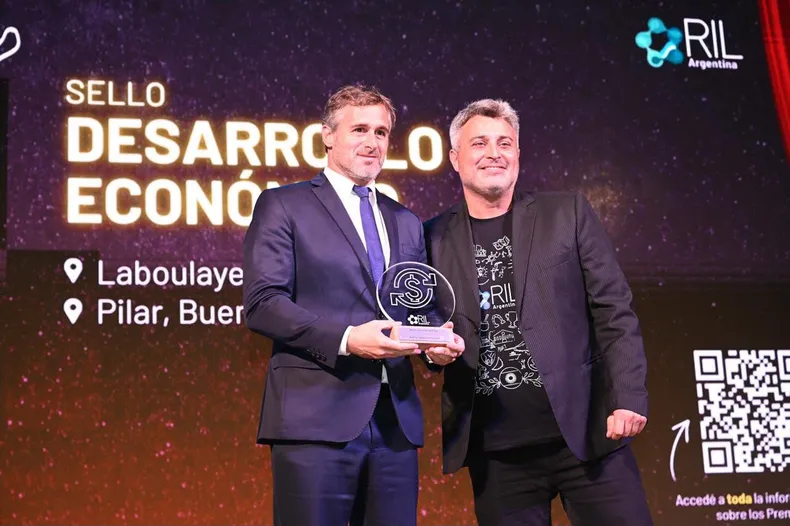 PREMIADO Federico Achval con uno de los galardones que recibi por su gestin