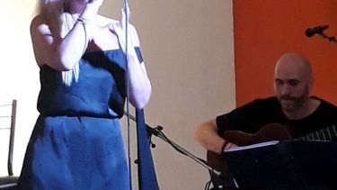 Cé Suarez Paz junto a Federico Rosso en guitarra, abrieron una noche a puro tango..