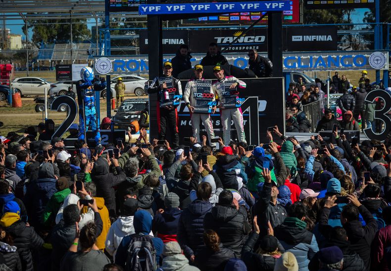 PREMIOS. Rossi en el podio de Río Cuarto junto a Leonel Pernía y Aldrighetti.