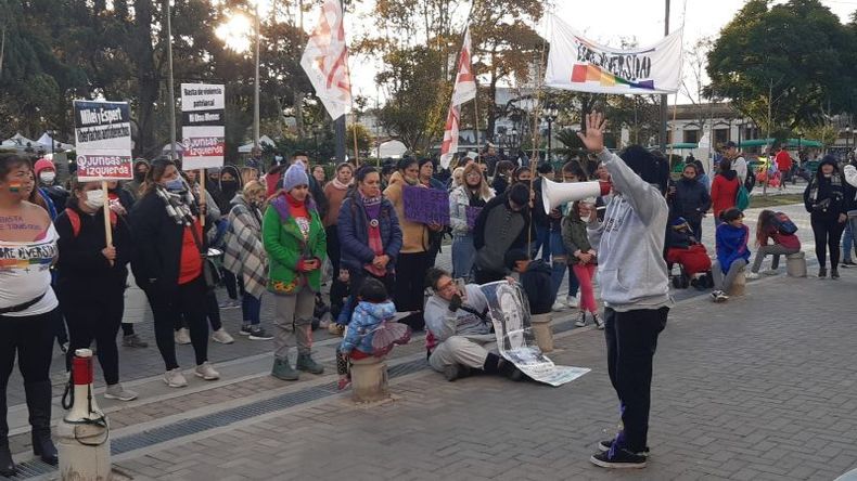 A LA CALLE. El Frente de Mujeres y disidencias marchó a la plaza 12 de Octubre..