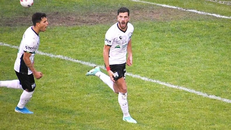 Molina grita su gol de penal. (FOTO: PRENSA FERRO CARRIL OESTE)..