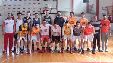 HAY EQUIPO. En el mediodía de ayer, Atlético realizó su primer entrenamiento para la temporada 2016/17 del Federal..