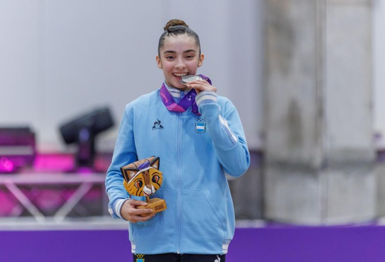 Julieta Lucas luciendo su medalla en los Juegos Panamericanos de Asunción 2025.