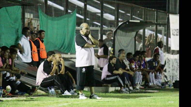 “No fue una mano dudosa, lo vio todo el estadio”, dijo Oscar Santángelo sobre el penal que no cobró Pafundi..
