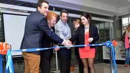 APERTURA. Corte de cinta en familia, para inaugurar una nueva etapa..