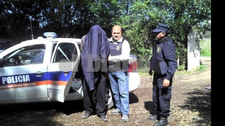 Uno de los detenidos llega a la Comisaría 5ª..