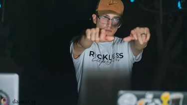 productor musical pilarense filmara un videoclip a beneficio
