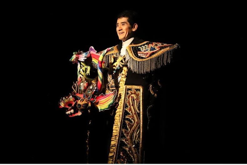 EL BULULÚ. Osqui Guzmán sobre el escenario del Ángel Alonso. Se llevó una gran ovación.