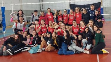 PRENDIDAS. Las derquinas pelean por el primer puesto de la Zona Reclasificación..