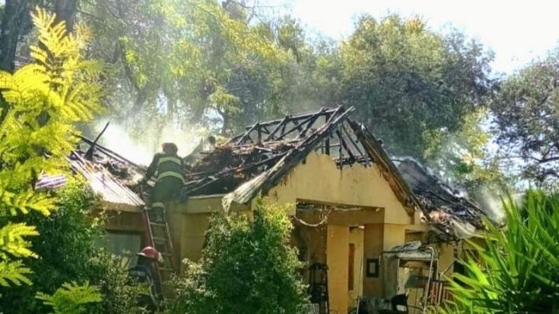 Aún no pudo determinarse el origen del fuego que afectó dos habitaciones y el techo de la casa. .