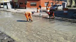 PAVIMENTO. Los trabajos en la calle Hirigoyen (esquina Santa María), a dos cuadras de la estación..