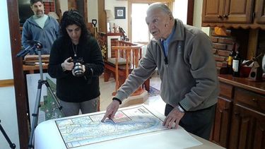 MAPAS. Los realizadores realizan las últimas tomas junto a Bertolotto, en su casa de La Lonja. .