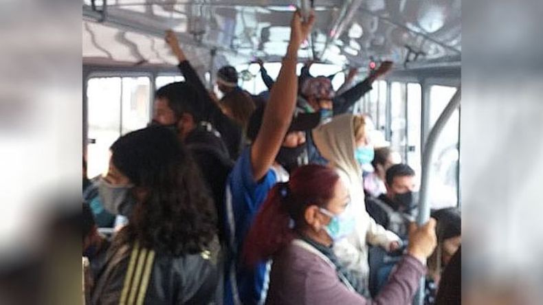 De qué sirve que de 19 a 6 no haya movimiento en la calle si se viaja así todas las mañanas. Hoy (por ayer) supuestamente con el comienzo de los 15 días más estrictos, no hubo ningún control en la calle. Tutii Schvemer..