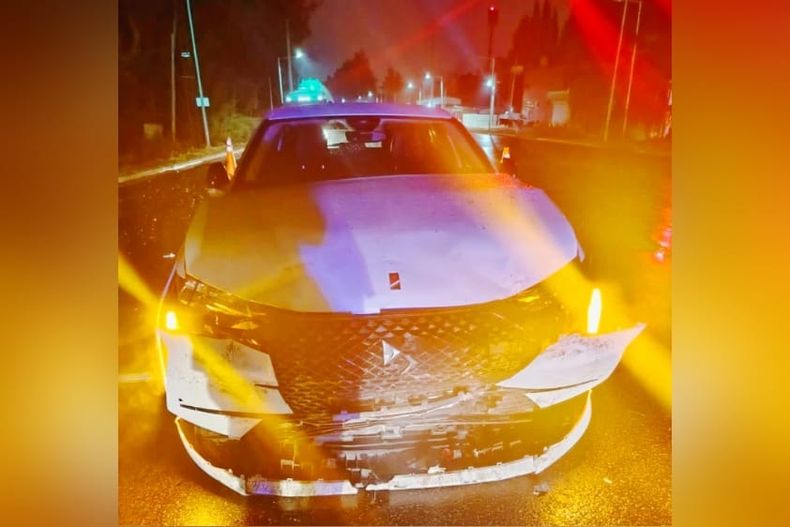 El auto que embistió desde atrás al otro vehículo en un semáforo de la ruta 25.