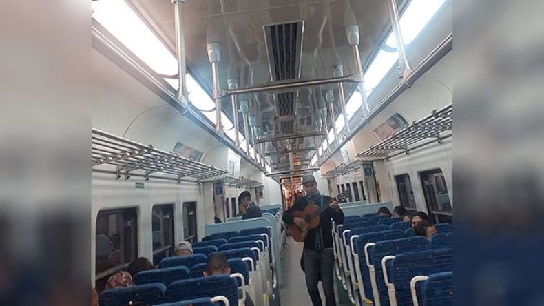 Tren San Martín. Me tocó viajar en el vagón con aire, hermoso, lástima que ya le empezaron a rayar los asientos! Lauri Lohmann..