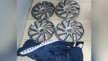 El detenido tiene 17 años y sustrajo las tazas de un Toyota Corolla que estaba estacionado.&nbsp;