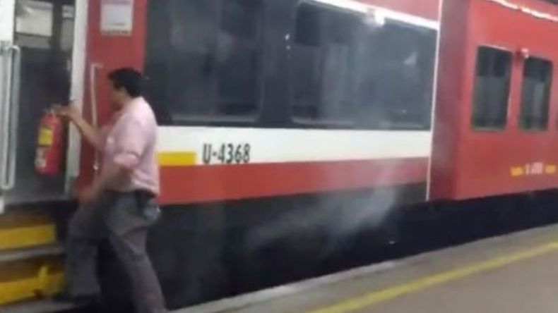 Un operario sube con su matafuegos..