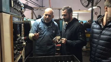 AUTOPARTES. Achával durante una recorrida por la AVAN..