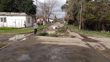 CLAUSURADO. Así está el cruce de Mendoza y Neuquén, a dos cuadras de la estación..