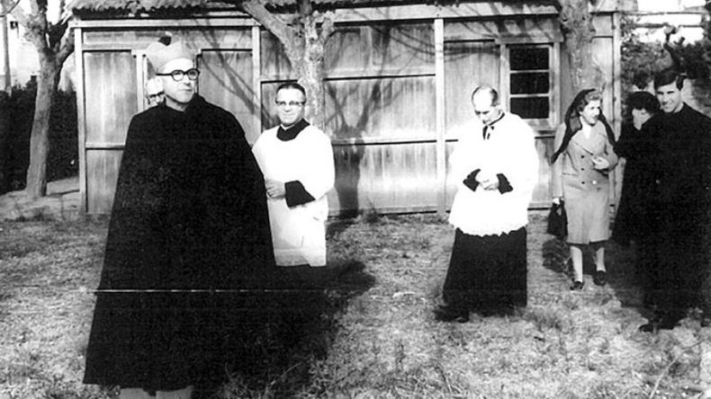La primera capilla de Presidente Derqui es recorrida por el padre Luis, junto a un grupo de colaboradores..