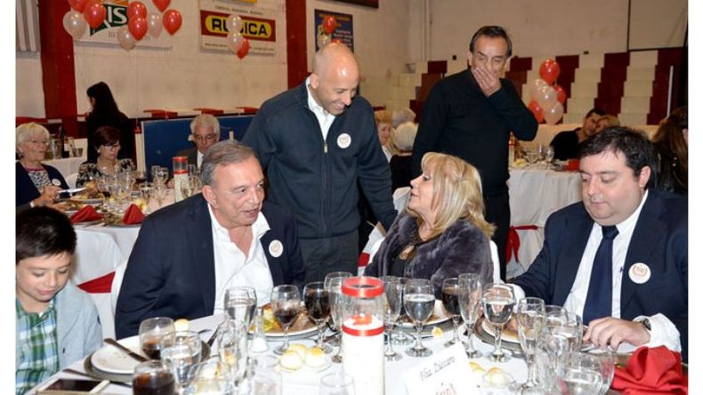 MOMENTO ESPERADO. El saludo del intendente Ducoté, con el ex, Humberto Zúccaro, y familia..