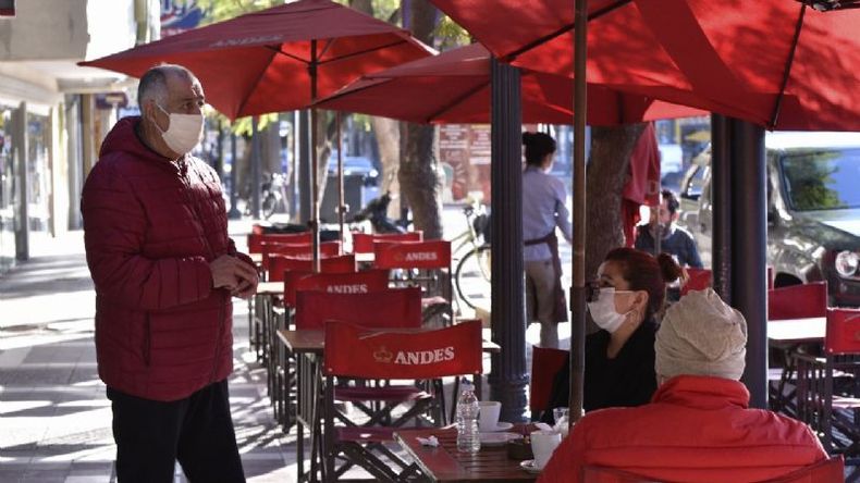 ¿CHAU VEREDA? Una baja fuerte de casos permitiría a los bares atender adentro..