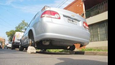 En este caso, los ladrones se llevaron dos ruedas completas..