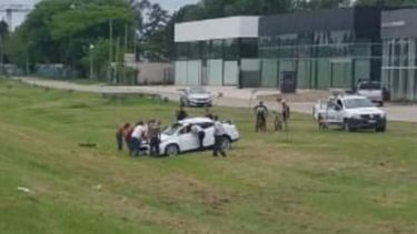 El auto quedó sobre el pasto.