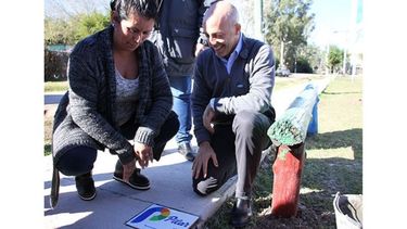 VEREDA. Ducoté, con una vecina del barrio, en la nuevaobra..