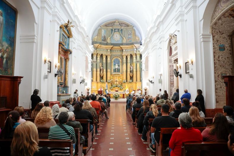 La Parroquia Nuestra Se&ntilde;ora del Pilar, colmada por la misa de exequias del Papa Francisco.
