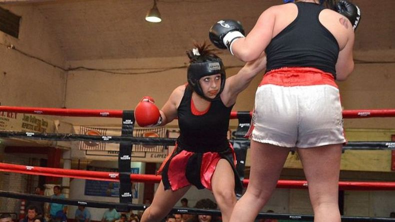 DEBUT TRIUNFAL. Candela Zapata, del gimnasio Ferreiro, mete la zurda sobre Mili Moreno..