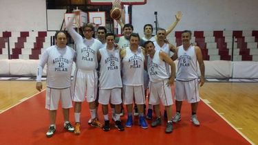 Los +45 festejan el triunfo..